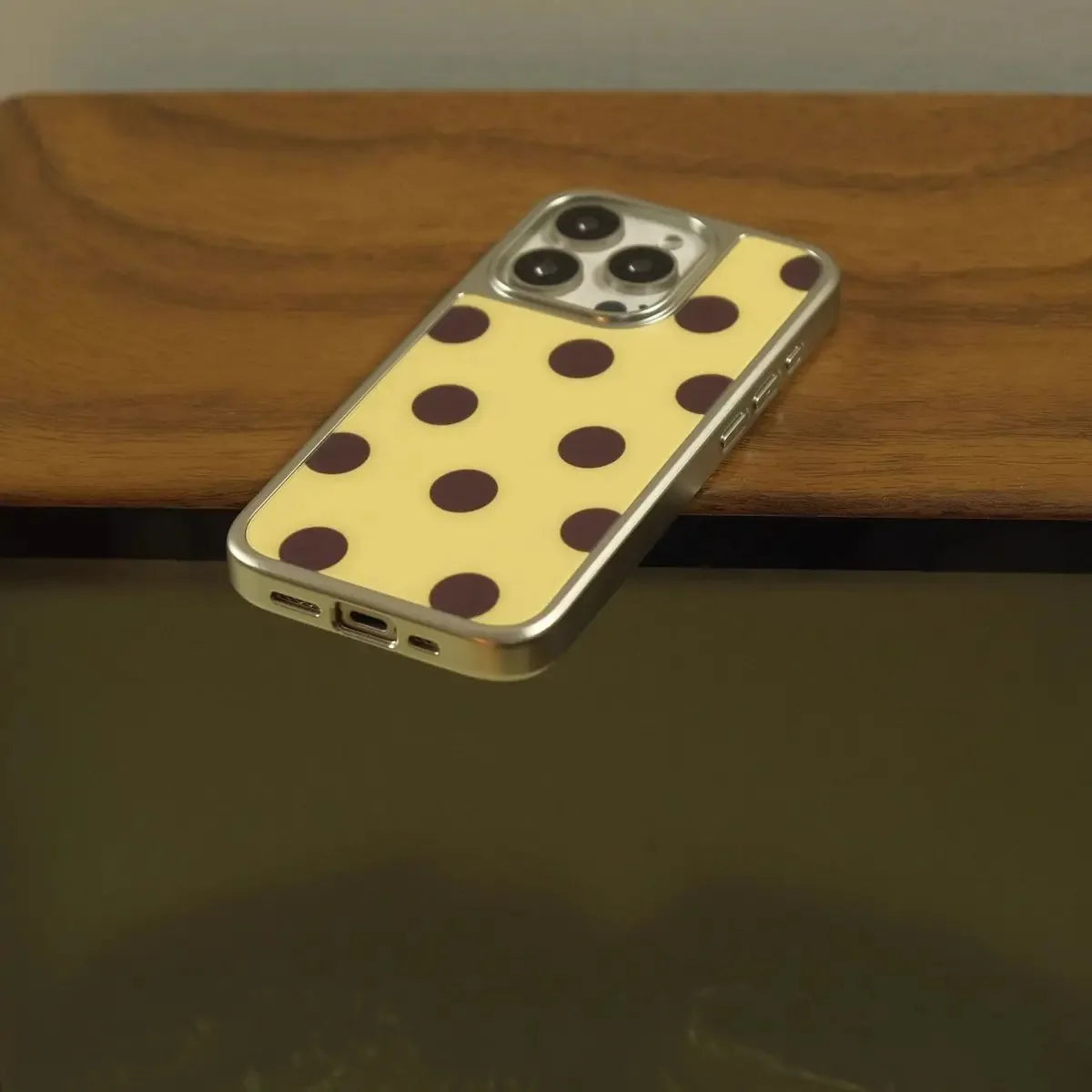 Korean Y2K Wave Pattern iPhone Case – Color Dot Design (iPhone 11–17 Pro Max)